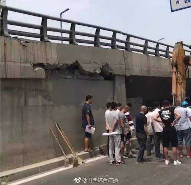 突发:双塔东街和建设南路交叉口高架桥出现坍塌!过往车友注意绕行!