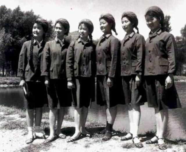 穿裙服的女兵们.