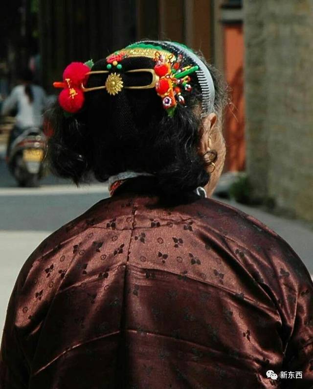 惠安女服饰的独特是和浩瀚大海相得益彰的,海风舞动女人的花头巾,随风