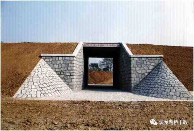 a)端墙式;b)八字式;c) 走廊式;d)平头式  斜交涵洞的洞口建筑