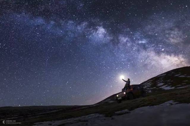 而这种安静中蕴藏着的巨大力量,让夜空浪漫而回味悠长.