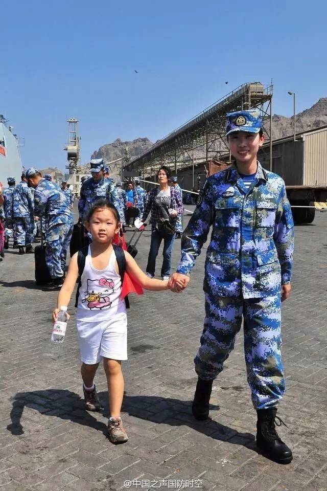 一个是误把摄影记者的镜头当成枪,做投降姿势的叙利亚小女孩.