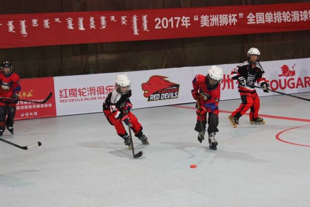 轮滑球锦标赛决赛正式打响,成年男子组中,四川追风队与安徽新华学院队