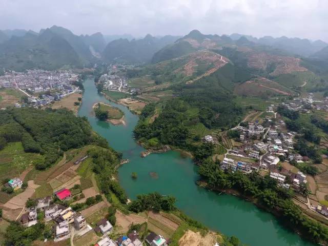 空中看都安拉烈镇:江边小镇倍宜人