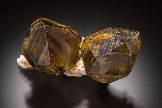 andradite 钙铁榴石(var.黄榴石)