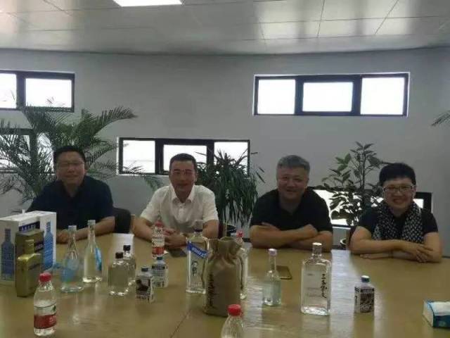 受江记酒庄董事长陶石泉委托,江记酒庄副总经理刘中利,生产总监娄国