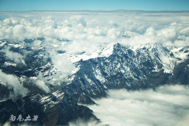 飞临川西上空时的航拍,岷山山脉的绵延雪山.