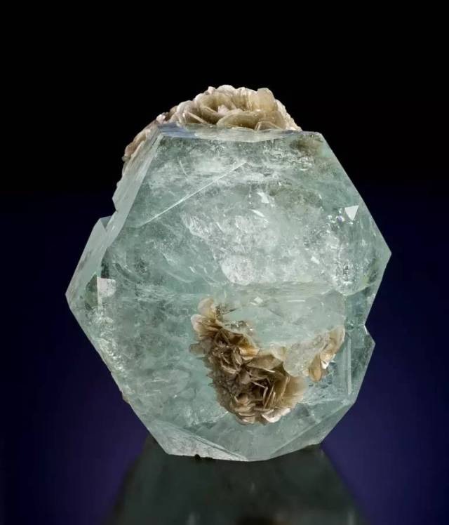 beryl 绿柱石(var aquamarine 海蓝宝石 代表产地:雪宝顶山 平武