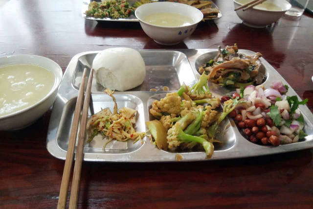 这是我的午饭:炒菜花,老醋花生,蘑菇炒肉,炒圆白菜,馒头,小米粥.