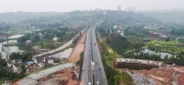 东站,经中山路街道,过乐和乐都,与都市快轨环线合川-永川-江津段交汇