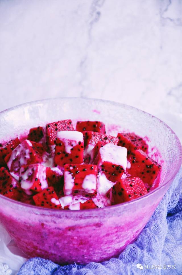 the pitaya smoothie yogurt      红心火龙果 酸奶 牛奶 蜂蜜