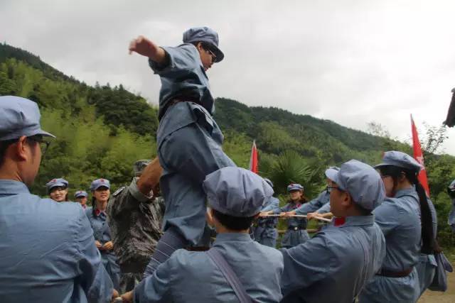 超燃视频 | 向革命先烈致敬,井冈山上,江中"小红军"的