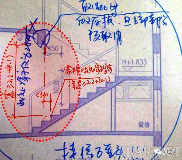 b,梯段净高,包括两种情况:梯段踏步前缘线量至直上方突出物下缘间的铅