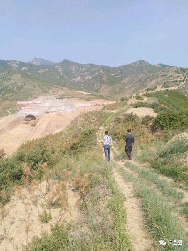 静兴高速途径岚县的隧道正在建设