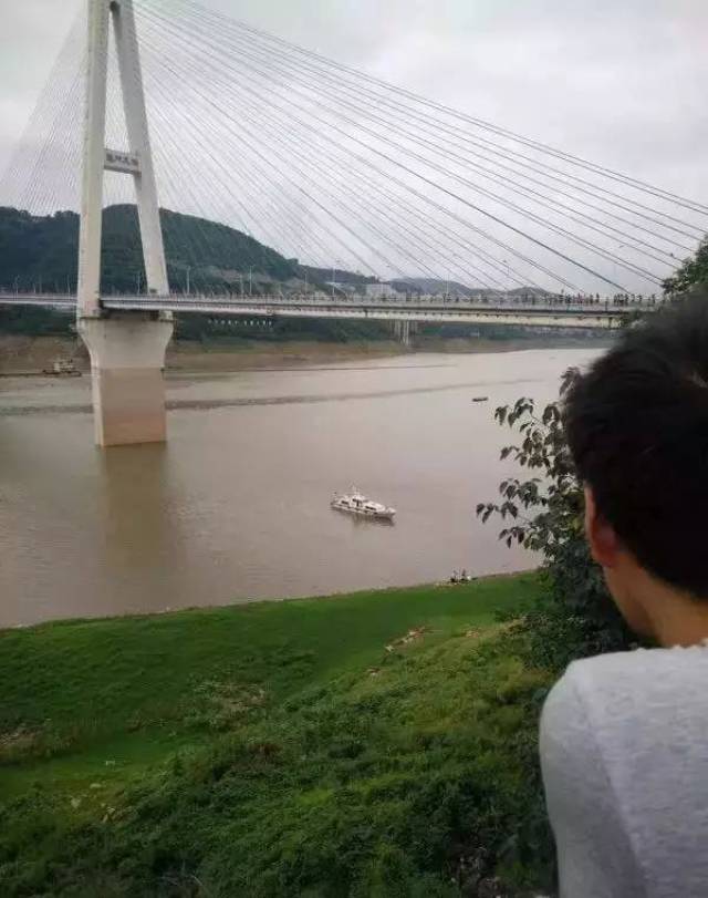 【奉节人都沸腾了】今日,奉节长江大桥处惊现一中年男子纵身跳桥