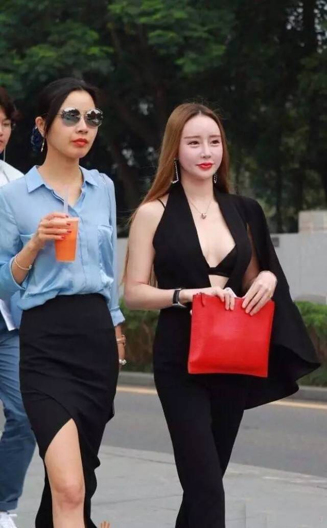 街拍:美女漏半球,告诉你性感的真谛