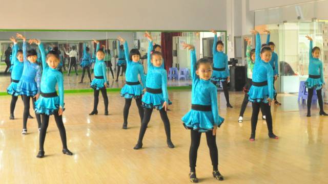 热烈祝贺舞蹈班学员顺利通过中国国际标准舞