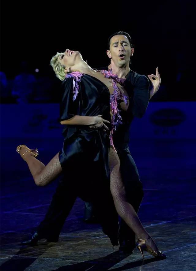 还迎来了拉丁舞界的传奇人物—迈克乔安娜!