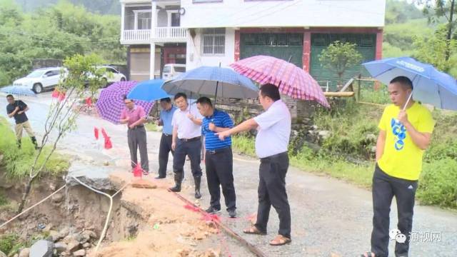 8月12日,副县长胡中雄冒雨前往受灾严重的关刀,塘湖