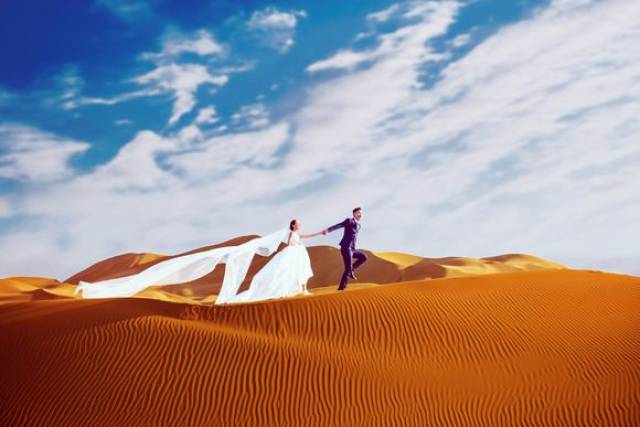 婚纱照沙漠外景_沙漠婚纱照