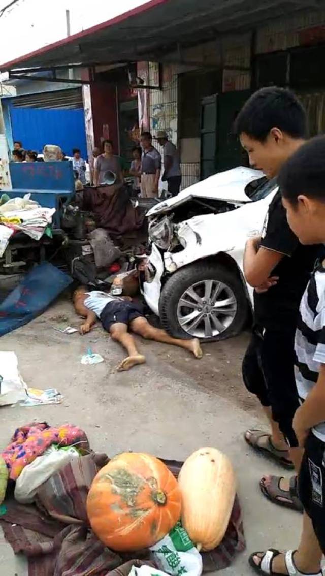 现场视频曝光,邢台一辆汽车冲进人群中 两人当场死亡.