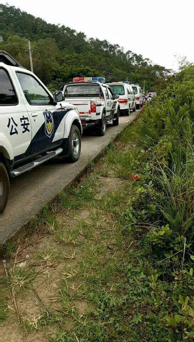 茂名信宜市一山上发现一具赤身男尸体 大批警察到场