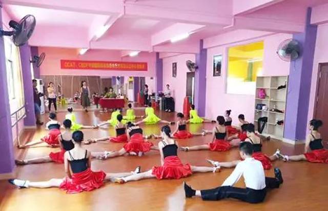 热烈祝贺舞蹈班学员顺利通过中国国际标准舞