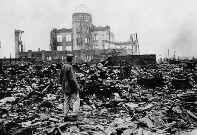 美国先后在日本广岛和长崎各投下一颗原子弹