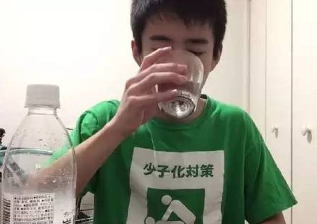 于是他义无反顾的泡进了碳酸水里!