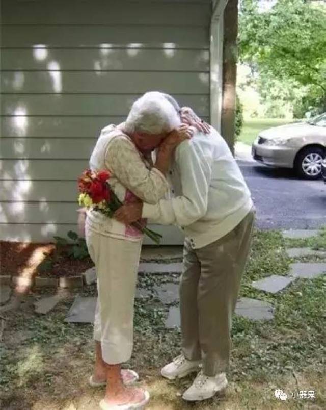 结婚60周年,爷爷送上一束鲜艳的玫瑰花,拥抱着在他肩头感动流泪的奶奶