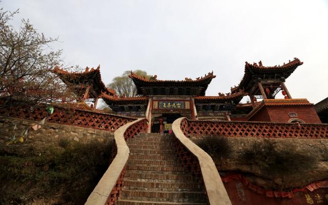 雷鸣寺两侧的龙壁