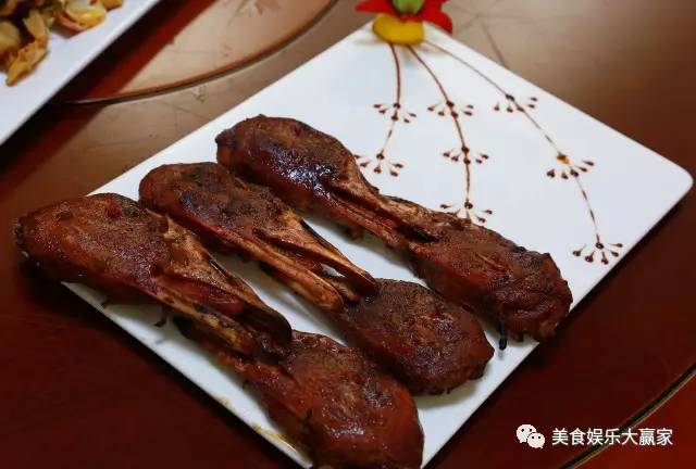 特色鹅头 我们吃惯了辣鸭头,蒸鸭头,但你吃过鹅头么?