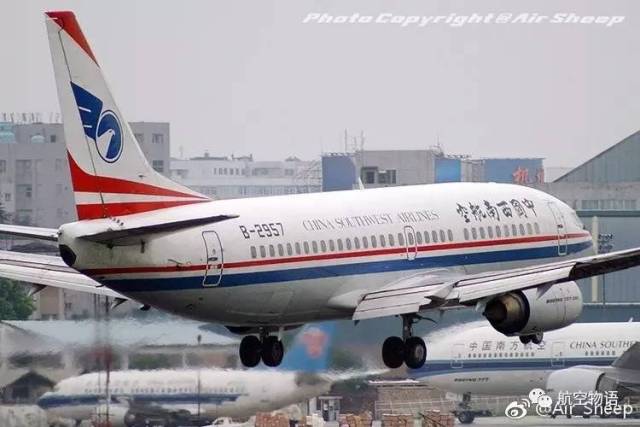 中国西南航空波音737-300客机即将降落在广州老白云机场.