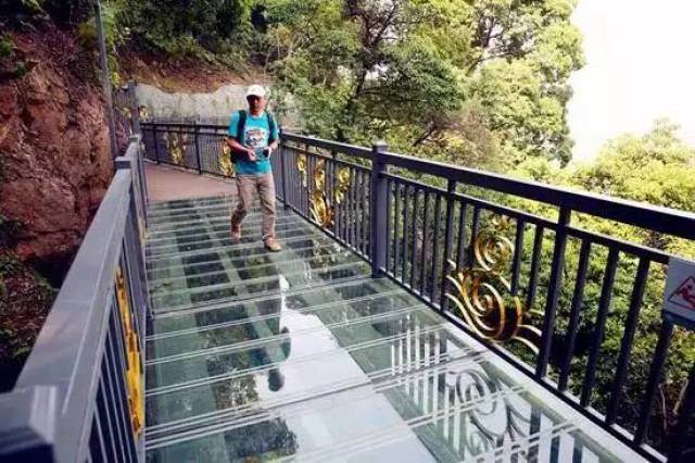 栈道长200米,宽2米悬空玻璃桥6米 走在上面可以体会"凌空微步"的感觉