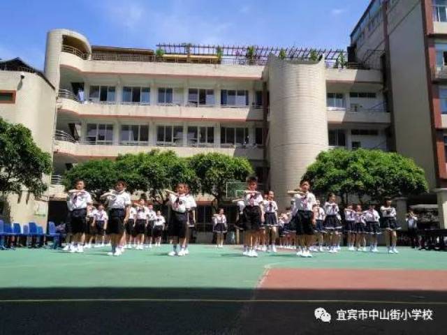 近日宜宾市中山街小学校"行中山七礼 树中山榜样"礼仪比赛活动在a,b,c