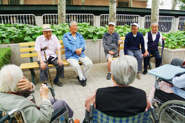 金台园的老人们(左起:安子贞,郑铁生,孟宪谟,喻源渊,曹德贵.