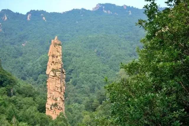 经仙人塔(一个40多米高的天然石塔),穿过雾灵山的四大景区,直达海拔