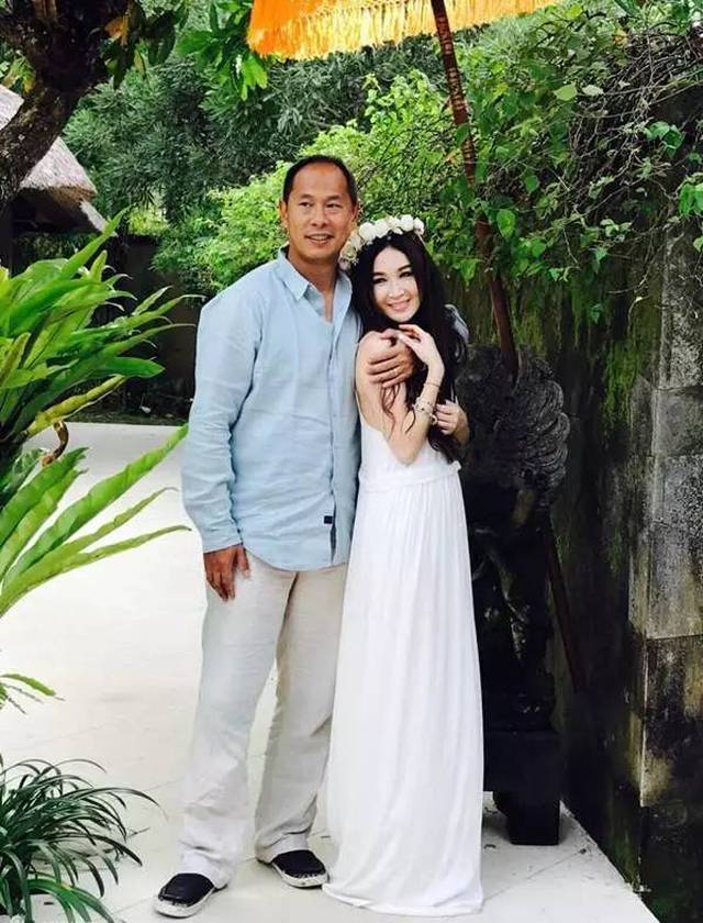 终于知道王思聪老爸为什么只钟情于他老婆了,看了这几