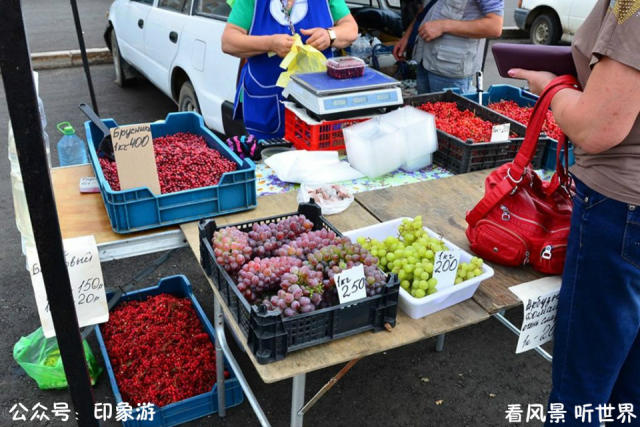 俄罗斯双城子街头市场,水果,食品,鲜花样样都有