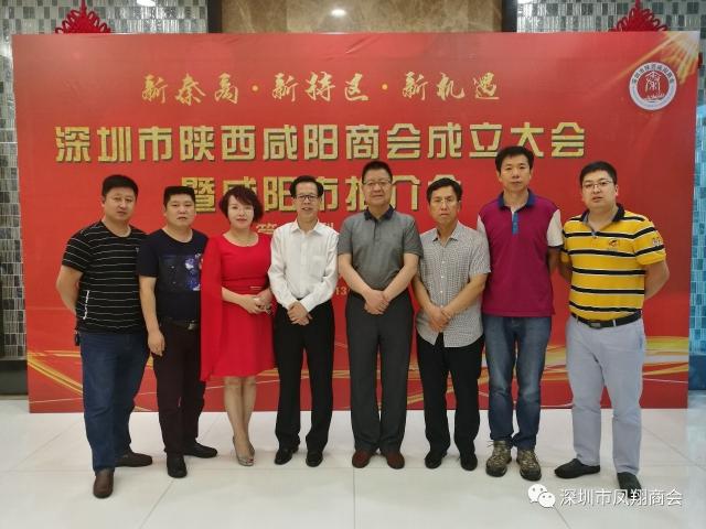 刘关良副县长和胡新民大师给牛文斌会长赠送泥塑凤尾鸡,深圳市凤翔