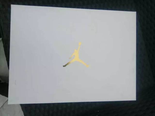 此款 air jordan   外包装不同以往,鞋盒纯白配色呈现,飞人 logo 依然