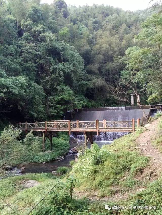 "白竺月形湾徒步游路线位于萍乡市湘东区白竺乡黄岗村,景区内有山有水