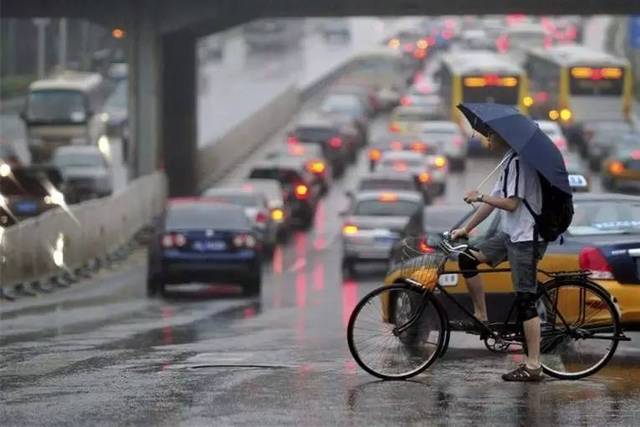 雨天,路面上的沙子碎石等 在太快的速度下会使得车胎打滑 请一定要慢