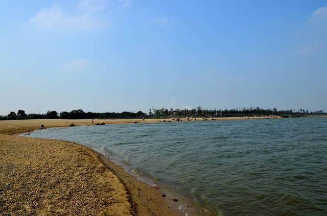 只需乘坐地铁1号线 至终点站瑶湖西站下车 出站后,面对的是瑶湖大桥