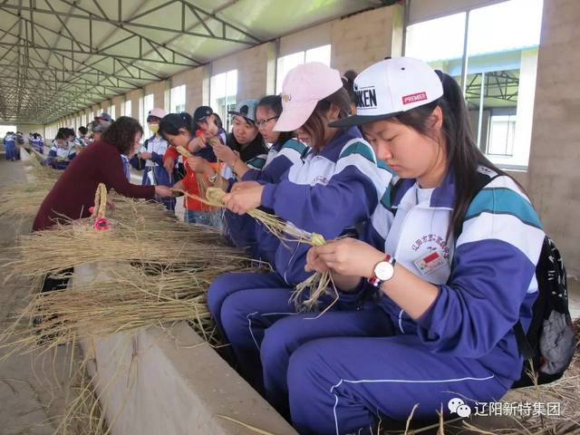 手工编织课程,学生们认真跟着老师学习编织,互相讨论.