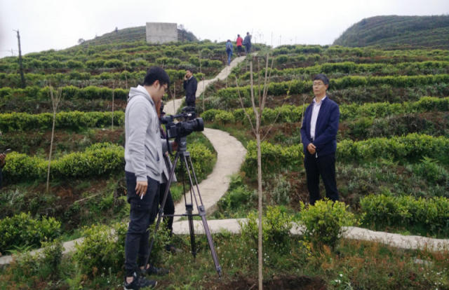 在纳雍县张家湾镇拍摄箐苗舞蹈表演