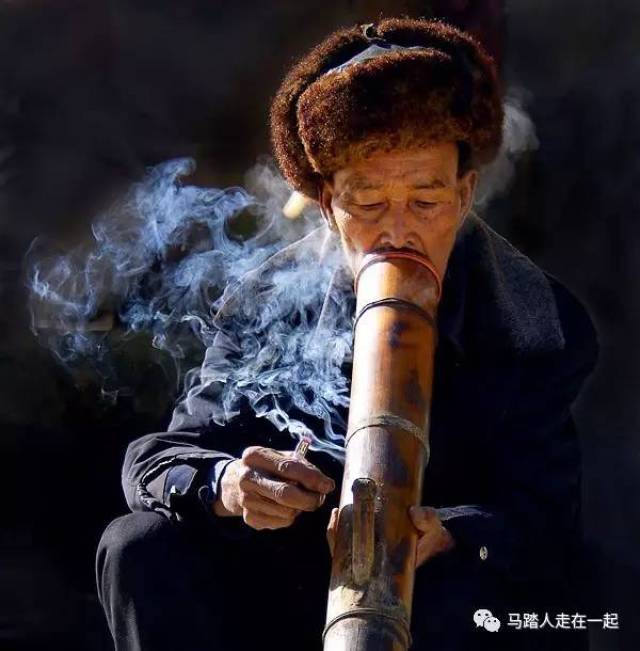 烟味好不好,主要决定因素是烟丝,抽水烟筒的烟,不是制造香烟的黄烟