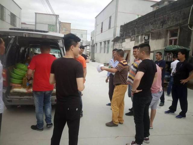 5月22日,他们前往惠来县隆江镇凤光村慰问90户生活无法自理的贫困家庭
