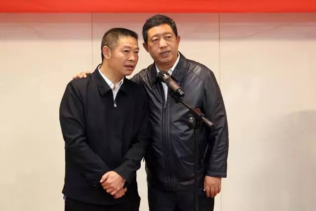 花溪农商银行吴勇董事长,纪委书记,监事长杨照刚共同宣布12辆流动