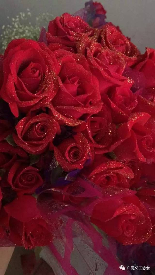 520当然是玫瑰花做主角啦,艳丽的红色象征着炽热的爱情,节日气氛浓郁.